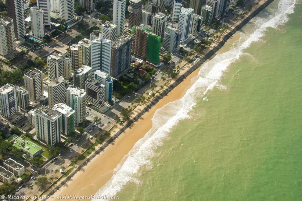 Imagem do alto da linda e famosa Praia de Boa Viagem no Recife.